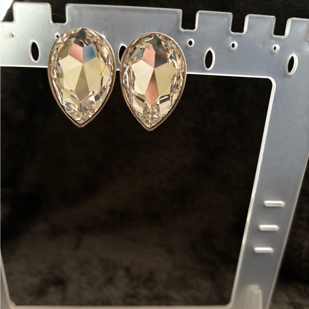 Elegant Gold Teardrop Earrings